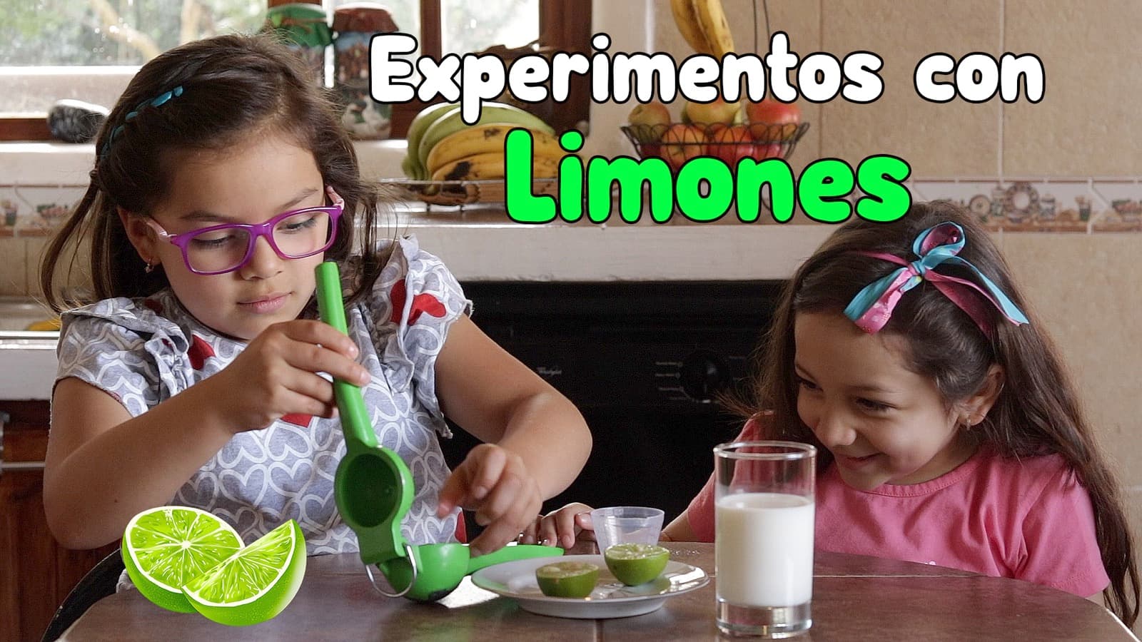 Emi y Abi, pequeñas, exprimiendo limones para un experimento
