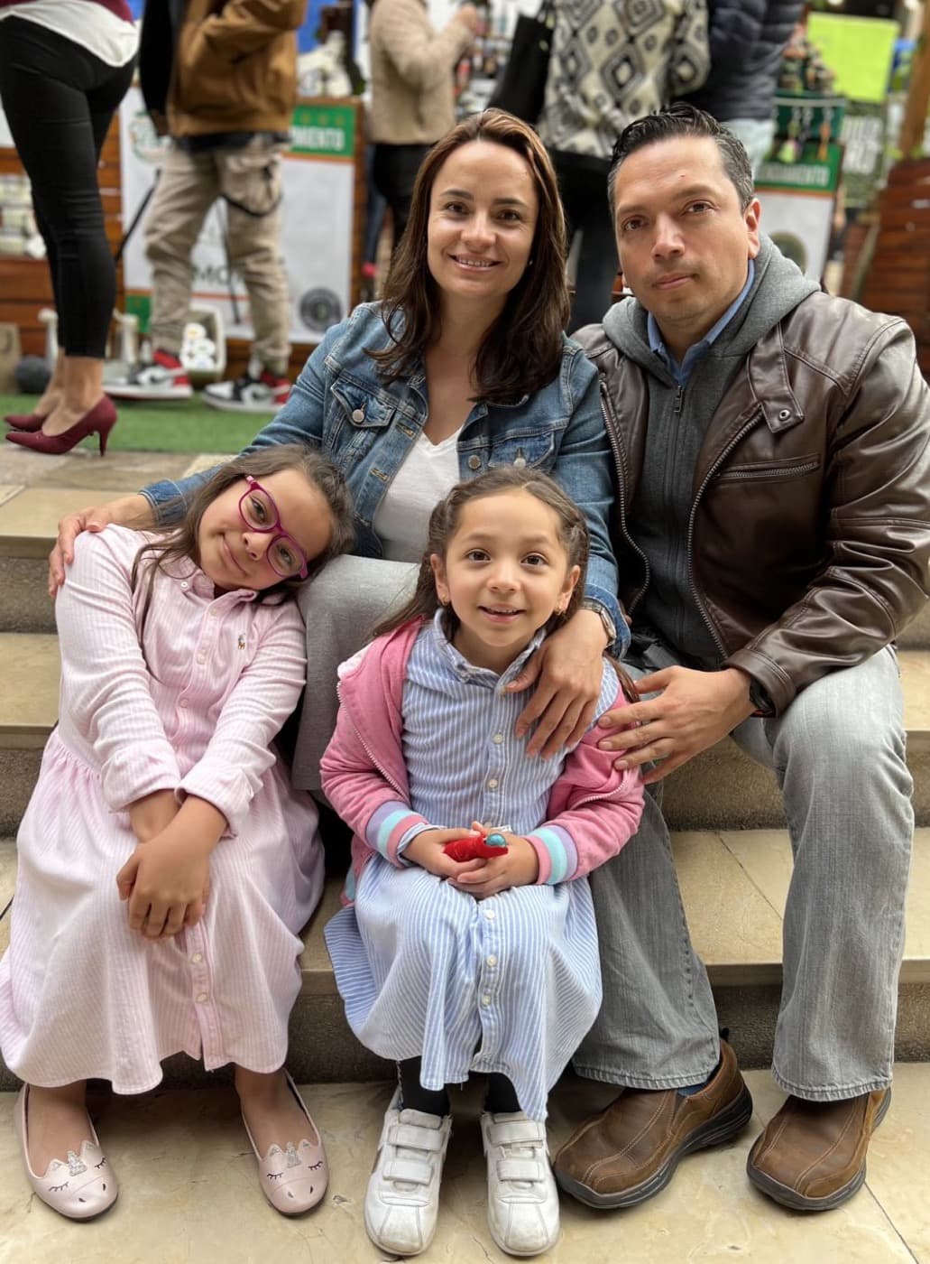 Isabel y Santiago con Emi y Abi